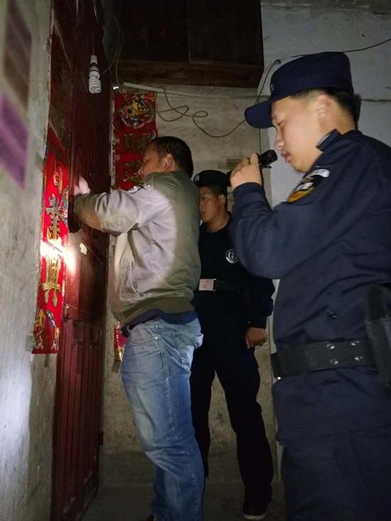 梅州粗心妈妈误将幼女锁家中 民警全城寻开锁师傅开门